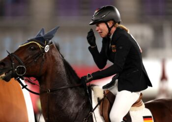 Annika Schleu bergelut untuk mengawal kuda bernama Saint Boy ketika beraksi dalam acara pentatlon moden pada Sukan Olimpik Tokyo 2020.