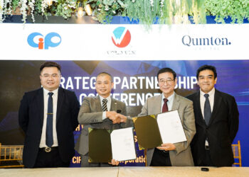 (DARI kiri) Datuk Dr Kenny Tan, Eng Chin Heng, Takashi Yabe dan Yoshitaka Matsushima ketika majlis menandatangani memorandum persefahaman bagi terajui pembangunan tenaga boleh baharu di Malaysia.