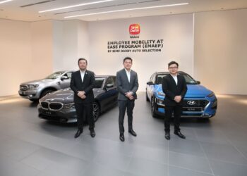 PENGARAH Urusan SDAS, Vi Thim Juan (kiri); Jeffrey Gan (tengah) dan Pengurus Besar SDAS, Moo Jin Yew bersama beberapa model kereta yang ditawarkan di SDAS semasa pelancaran EMAEP SDM baru-baru ini. - Ihsan SDM