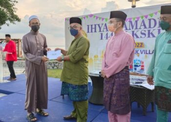 NASARUDDIN Abdul Muttalib (dua dari kiri) menyerahkan sumbangan kepada mudir sebuah maahad tahfiz pada Majlis Ramah Mesra LADA sempena Ramadan bersama anak-anak yatim dan tahfiz di Langkawi semalam.- FOTO/NUR AMALINA AZMAN