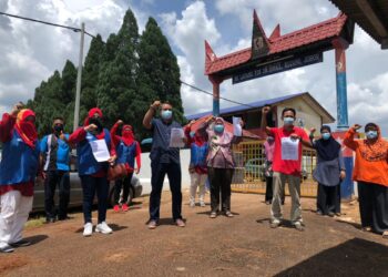 MOHD. Fadel Alwi (tiga dari kiri) bersama Siti Hairunafiah Mohd Salleh mahu kerajaan campur tangan dalam isu 12 murid sekolah tercicir sekolah agama di Simpang Renggam, Johor, lebih setahun lalu.
