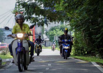 PENUNGGANG motosikal yang perlu menghadapi cuaca panas dinasihatkan membuat persediaan melindungi diri daripada strok haba. – UTUSAN/ FARIZ RUSADIO