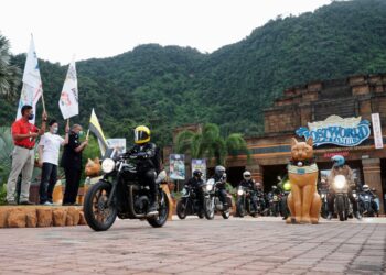 NURMALIS Musa (dua dari kiri) melepaskan peserta Perak Tour 2021 di Lost World of Tambun, Ipoh, Perak, hari ini. - UTUSAN/ZULFACHRI ZULKIFLI