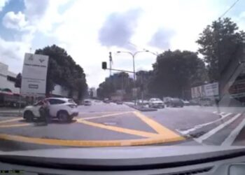 TANGKAP layar klip rakaman kamera papan pemuka kenderaan memaparkan kemalangan antara sebuah motosikal dan kereta akibat pelanggaran lampu isyarat.