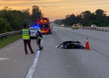 KEADAAN mayat penunggang motosikal dalam nahas di Kilometer 375.9, Lebuh Raya Utara-Selatan arah selatan dekat Tanjung Malim, Perak, hari ini.  - IHSAN PDRM