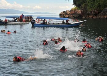 SEKTOR pelancongan di Langkawi yang baru dibuka kepada pelancong domestik. Rakyat yang ‘masih baru’ diberikan kebebasan pasca Covid-19 tidak seharusnya ‘dihukum’ sekali lagi dengan masalah pandemik jika PRU15 diadakan awal.