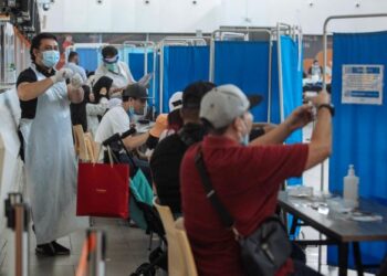 PARA penumpang menunggu giliran untuk proses ujian Covid-19 kali terakhir sebelum menaiki penerbangan ke Langkawi di Lapangan Terbang Antarabangsa KLIA 2, Sepang. - UTUSAN/FAISOL MUSTAFA