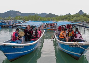 KEDATANGAN semula pelancong memberi rezeki kepada pengusaha-pengusaha bot pelancongan di Pulau Langkawi yang sebelum ini terjejas teruk selepas penutupan sektor berkenaan akibat pandemik Covid-19. – GAMBAR HIASAN