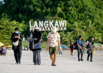ORANG ramai mengambil kesempatan bercuti di Pulau Langkawi, Kedah selepas sempadan negara dibuka semula.  – UTUSAN/SHAHIR NOORDIN