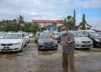 PENGUSAHA kereta sewa, Abd. Rashid Hisham, menunjukkan sebahagian daripada 86 buah kenderaan pelbagai jenis ditempah oleh orang ramai selepas pulau itu dibuka kepada pelancong.
