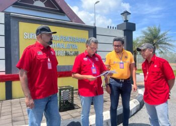 BADROLHISHAM Mohd. Shafie (dua dari kiri) hadir membuat laporan di pejabat SPRM Terengganu, Kuala Terengganu, hari ini. - UTUSAN/PUQTRA HAIRRY ROSLI