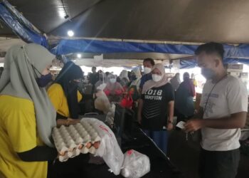 ORANG ramai tidak melepaskan peluang membeli telur dalam Program Jualan Keluarga Malaysia (PJKM) di Dataran Pasar Tani Kuala Ping, Hulu Terengganu hari ini. - UTUSAN/NOOR HAYATI MAMAT
