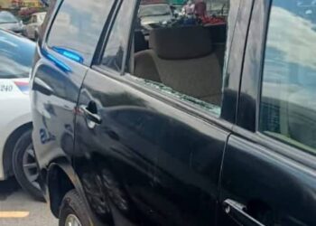 KEADAAN cermin kereta dinaiki seorang guru besar sebuah sekolah yang dipecahkan penjenayah sebelum melarikan beg berisi wang tunai bantuan awal persekolahan berjumlah RM109,000 di pekan Semenyih, Selangor.
