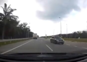 SEBUAH kereta dipercayai Proton Saga yang dipandu melawan arus di Jalan Bukit Rotan, Kuala Selangor tular dalam media sosial baru-baru ini.