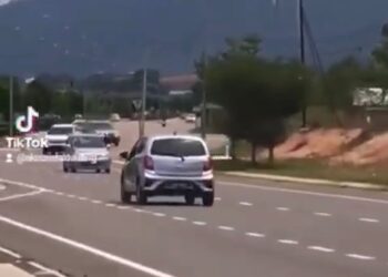 TINDAKAN seorang lelaki berusia 30-an yang memandu melawan arus mengundang padah apabila dia kini ditahan manakala Perodua Axianya dirampas polis di Kluang, Johor. - MEDIA SOSIAL