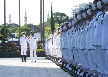 MICHAEL Noonan memeriksa Kawalan Kehormatan Utama di Wisma Pertahanan  semasa sesi lawatan hari ini.