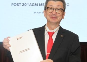 PENGARAH Urusan Kumpulan LBS, Tan Sri Lim Hock San berkongsi perkembangan terkini syarikat pada Mesyuarat Agung Tahunan (AGM) LBS 
ke-20.