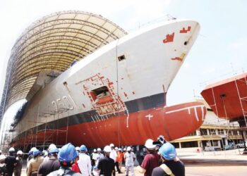 PROJEK LCS dihentikan kerana syarikat bertanggungjawab, Boustead Naval Dockyard Sdn. Bhd. (BNS) sudah 'kehabisan duit' untuk melaksanakannya.