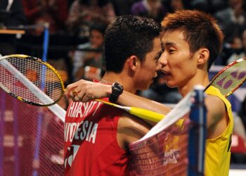 LEE Chong Wei (kanan) ketika beraksi menentang Taufik Hidayat pada Terbuka Hong Kong 2010.
