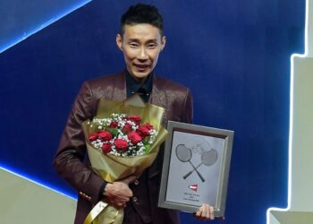 LEE Chong Wei menerima anugerah Dewan Kemasyhuran di Kuala Lumpur semalam. - IHSAN BAM
