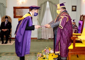 TUANKU Syed Sirajuddin Putra Jamalullail menyampaikan Ijazah Kehormat Doktor Sains Sukan daripada Universiti Sains Malaysia (USM) kepada Datuk Lee Chong Wei di Balai Menghadap Hijau Istana Arau, Perlis semalam.