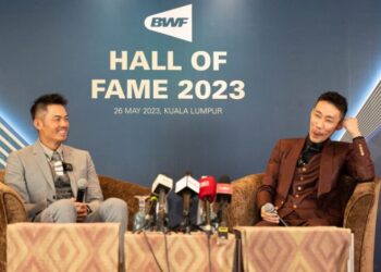 LIN DAN (kiri) dan Lee Chong Wei ketika hadir dalam majlis Dewan Kemasyhuran BWF di Kuala Lumpur semalam.