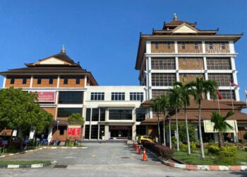 PEJABAT pengurusan Maik yang terletak di Kompleks Balai Islam di Jalan Sultan Yahya Petra, Kota Bharu menerima banyak permohonan bantuan zakat. – UTUSAN/ROSLIZA MOHAMED