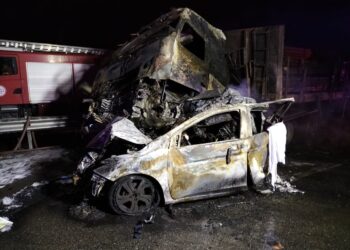 KEADAAN kereta Honda City yang remuk teruk
akibat hentaman treler dalam kemalangan di
Kilometer 245.2, Lebuh Raya Utara-Selatan arah
utara pada 12 Mei lalu.
