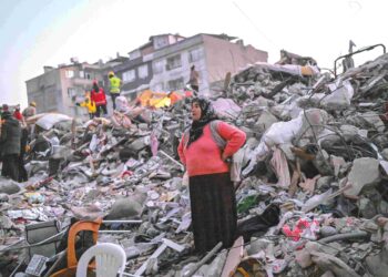 SEORANG wanita berdiri di atas runtuhan bangunan ketika mencari ahli keluarganya yang masih belum ditemukan di Hatay, Turkiye. – AFP