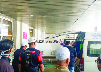 JENAZAH Mohammad Azim Mohamad Sanusi dibawa ke Kampung Beringin, Durian Tunggal, Melaka untuk dikebumikan. – MINGGUAN/MOHD HUSNI MOHD NOOR