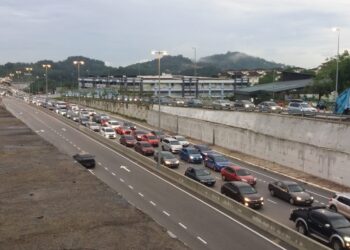 KESESAKAN lalu lintas bermula pukul 6.30 pagi hingga 9 malam setiap hari berdekatan Taman Sandaran Permai, Seksyen U10, di Persiaran Mokhtar Dahari, Shah Alam, Selangor. – UTUSAN/ISKANDAR SHAH