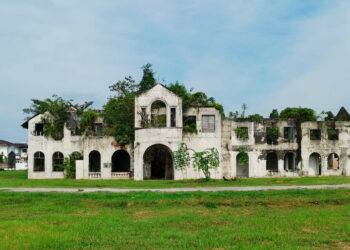 KEADAAN Istana Raja Muda di Jalan Syed Abu Bakar, Teluk Intan yang kini dijaga persekitarannya
berbanding keadaan semak sebelum ini. - UTUSAN/AIN SAFRE BIDIN
