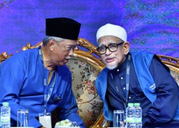 STRATEGI Abdul Hadi Awang (kanan) membawa Pas bergabung dengan Parti Pribumi Bersatu Malaysia dianggap oleh sebahagian pemimpin dan ahli Pas sebagai satu strategi yang salah dan merugikan parti itu.