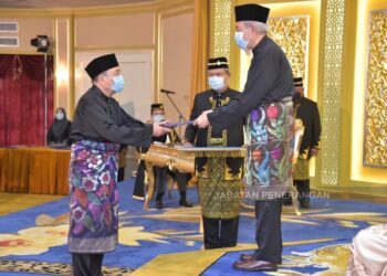 HAJIJI Noor ketika pelantikan dan angkat sumpah sebagai Ketua Menteri Sabah baharu di Istana Negeri, Kota Kinabalu pada 29 September 2020. – IHSAN JABATAN PENERANGAN SABAH