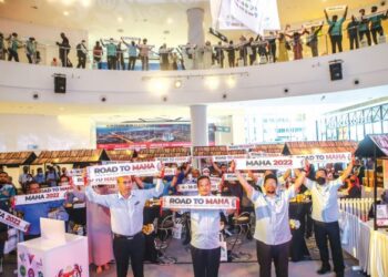 EXCO Pertanian dan Industri Makanan Kedah, Datuk Azman Nasrudin (depan, dua kanan) bersama Pengerusi MADA, Ahmad Tarmizi Sulaiman (tiga, kiri) dan Pengurus Besar MADA  Kamarudin Dahuli (kanan) ketika pelancaran Road To MAHA 2022 Peringkat Zon Utara di Aman Central, Alor Setar. Kedah. – UTUSAN/SHAHIR NOORDIN