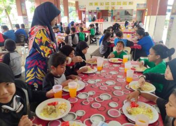 SEBAHAGIAN murid SK Pasir Panjang, Port Dickson yang menerima bantuan makan tengah hari daripada pihak MAINS.