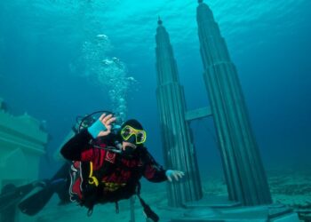MENARA Berkembar Kuala Lumpur (KLCC) merupakan antara 11 monumen mini ASEAN yang terdapat di dasar laut Pulau Bidong di Kuala Nerus. - PUQTRA HAIRRY ROSLI
