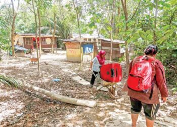 BEBERAPA PATI mengemas untuk mengosongkan penempatan yang didirikan secara haram selepas digempur Jabatan Imigresen ketika tinjauan di Cyberjaya semalam. – UTUSAN/FAISOL MUSTAFA