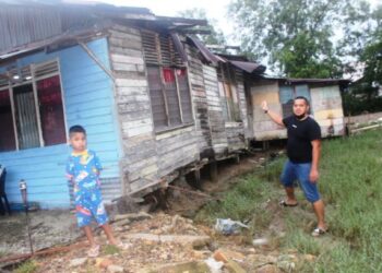 AMIRUL Faizal Jumaat menunjukkan bahagian rumah ibunya yang mengalami kerosakan setelah dilanda ribut di Lorong Atap, Jalan Bakek, di Pontian, Johor. – UTUSAN/MUHAMMAD ZIKRI