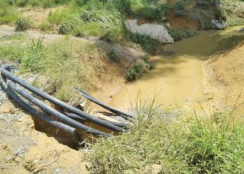 BANJIR kilat daripada limpahan anak Sungai Batu yang melimpah ke atas jalan antara punca laluan rosak di Taman Pertanian Gelanggi, Pulau Tawar di Jerantut, Pahang. – mingguan/HARIS FADILAH AHMAD