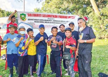 MOHD. Najib Othman (kiri) bersama beberapa penduduk yang menyertai bantahan pembinaan kuarters kerajaan di sebuah padang di Jalan Meru Tambahan, Klang, Selangor. – utusan/MOHAMAD NAUFAL MOHAMAD IDRIS.