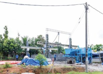 KERJA-kerja pembinaan rumah baharu bagi menempatkan semula mangsa tragedi kepala air dan banjir lumpur di Kampung Keda Sadek, Kupang di Baling, Kedah. – UTUSAN/NORLIA RAMLI