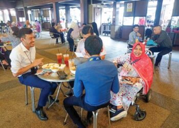 NORAISHAH Mydin Abdul Aziz beramah mesra dengan penjawat awam di Medan Selera Taman Warisan Pertanian, Presint 16, Putrajaya. 
– UTUSAN/MOHD HUSNI MOHD. NOOR