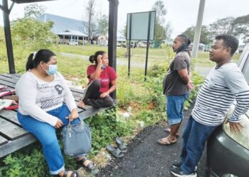 AHLI keluarga sedang menunggu mayat Andy Yok Manin menjalani bedah siasat untuk dibawa pulang ke Kampung Tual, Pos Sinderut di Lipis, Pahang