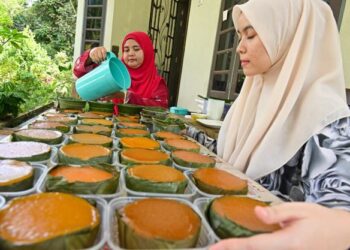 ROSIDAH Muda (kiri) dibantu anaknya, Nur Qayyimah Haziqah Halim menyiapkan kuih bakul di Kampung Pelam, Kuala Telemong, Hulu Terengganu. – UTUSAN/PUQTRA HAIRRY ROSLI