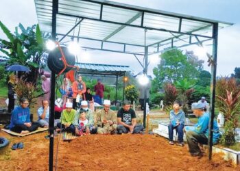 JENAZAH Hani Suefyan Hanizam dikebumikan di Tanah Wakaf Perkuburan Islam Waris Haji Sawil di Kampung Tasek, Gemereh, Segamat.
