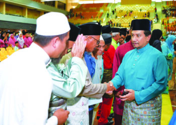 SULTAN Mizan Zainal Abidin (kanan) merupakan seorang raja yang sangat disegani dan disayangi rakyat.