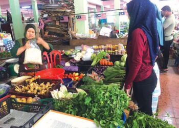 ORANG ramai mendapatkan bekalan sayur-sayuran di Pasar Ketereh, Kota Bharu, Kelantan semalam.
– UTUSAN/ROSMIZAN RESDI