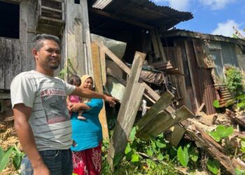MOHD. Nazeri Hasim (kiri) bersama isterinya menunjukkan dapur dan tandas rumah mereka yang runtuh 
di Kampung Baru, Gua Musang, Kelantan. – UTUSAN/AIMUNI TUAN LAH