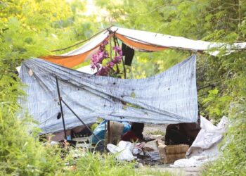 KHEMAH usang tempat Rosli Goli tidur bersama anaknya, Mohd. Nor Firman Arasul, 10, dan menjadi lokasi pengumpulan barangan terbuang khususnya besi di Semambu di Kuantan, Pahang. – UTUSAN/SHAIKH AHMAD RAZID